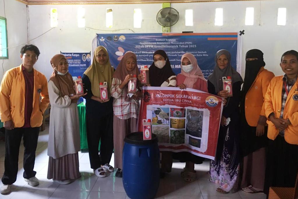 Tim Pengabdian kepada Masyarakat Universitas Negeri Makassar (UNM), pada pelatihan daur ulang limbah peternakan menjadi produk pupuk ramah lingkungan. Acara berlangsung di Kabupaten Enrekang. Sulawesi Selatan. (Foto: Istimewa)