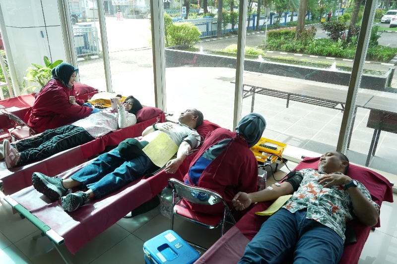 Kegiatan donor darah karyawan Pelindo Group Wilayah Makassar dalam rangka Bulan K3 Nasional. (Foto: Dok. Pelindo)