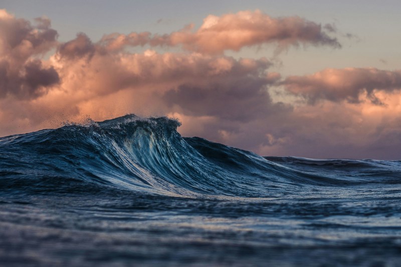 Ilustrasi gelombang laut. (Foto: unsplash.com/Silas Baisch)