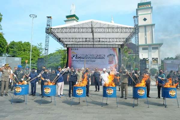 Simbolisasi pemusnahan lebih dari 44 juta batang rokok ilegal, di Alun-alun Kabupaten Garut, Rabu (24/6/2026). (Foto: jabarprov.go.id)