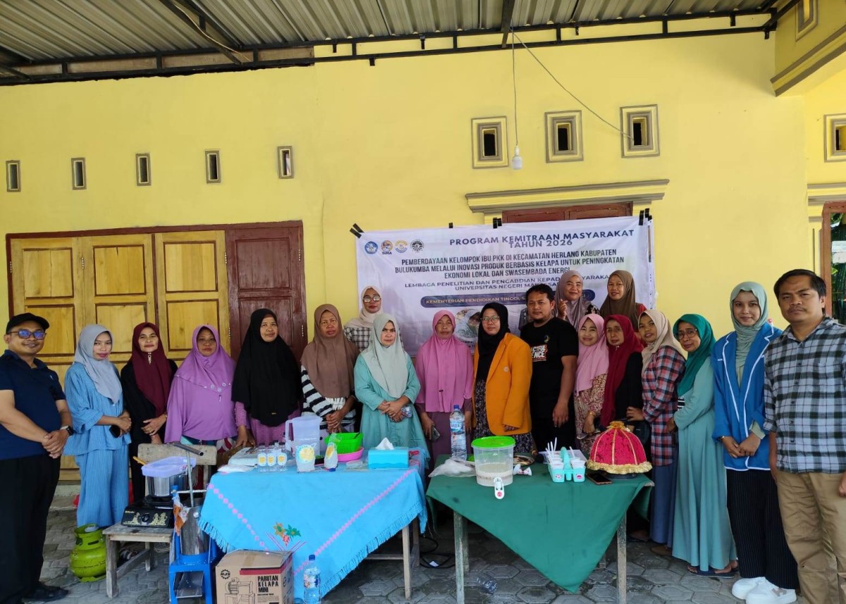 Tim Pengabdi Jurusan Kimia FMIPA UNM melatih warga Desa Pataro di Kabupaten Bulukumba menciptakan produk inovatif berbasis kelapa. (Foto: Istimewa)