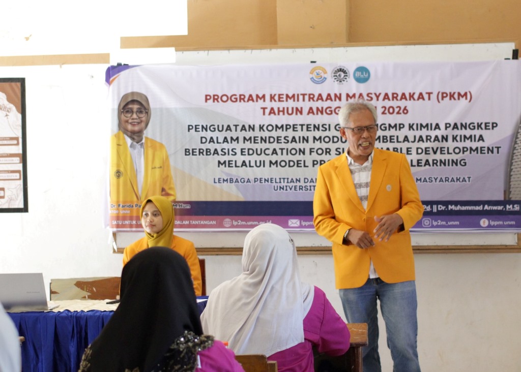 Tim Pengabdian Masyarakat Universitas Negeri Makassar saat pelatihan untuk Musyawarah Guru Mata Pelajaran (MGMP) Kimia Kabupaten Pangkep. (Foto: Istimewa)