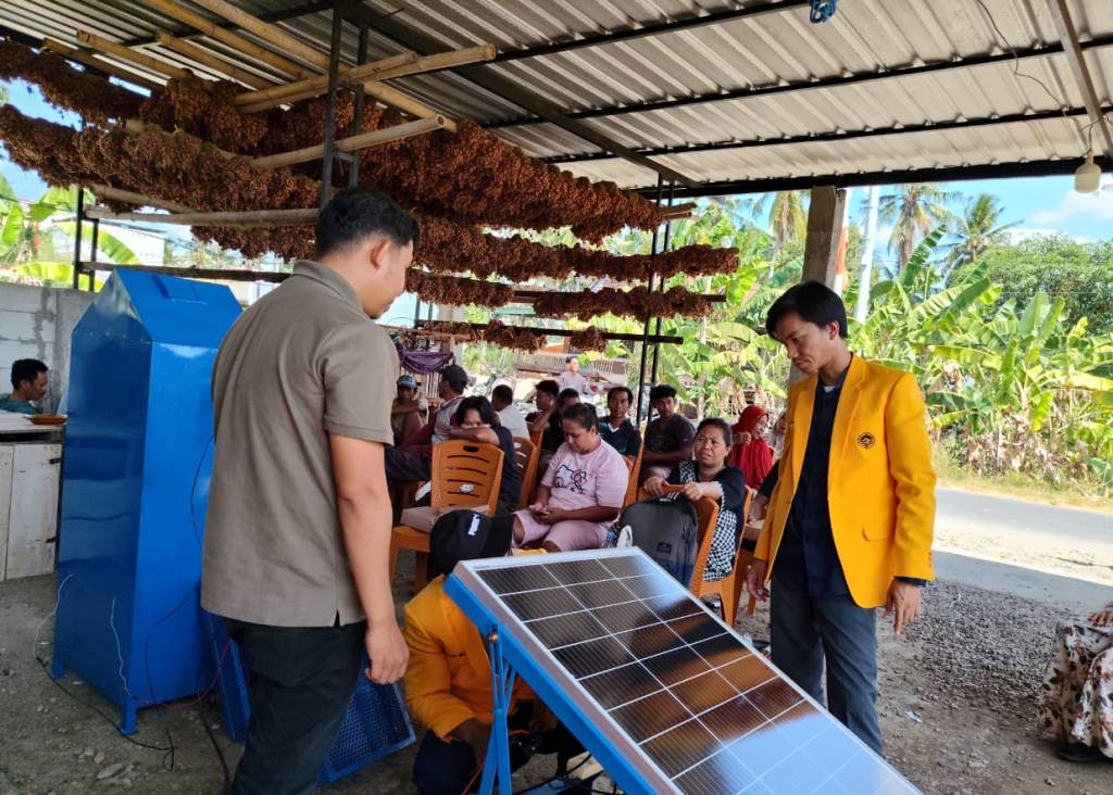 Tim Pengabdian kepada Masyarakat Universitas Negeri Makassar (UNM) saat pelaksanaan Program Pengabdian kepada Masyarakat Tahun Pendanaan 2026 bersama Kelompok Tani Setia Kawan di Desa Telle, Kecamatan Ajangale, Kabupaten Bone. (Foto: Istimewa)