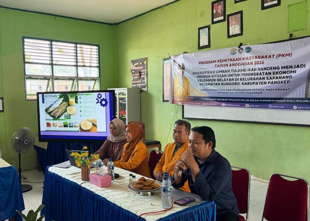 Tim dosen Universitas Negeri Makassar (UNM) pada Program Kemitraan Masyarakat (PKM) yang dilaksanakan di Kelurahan Sapanang, Kabupaten Pangkep (Foto: Istimewa)